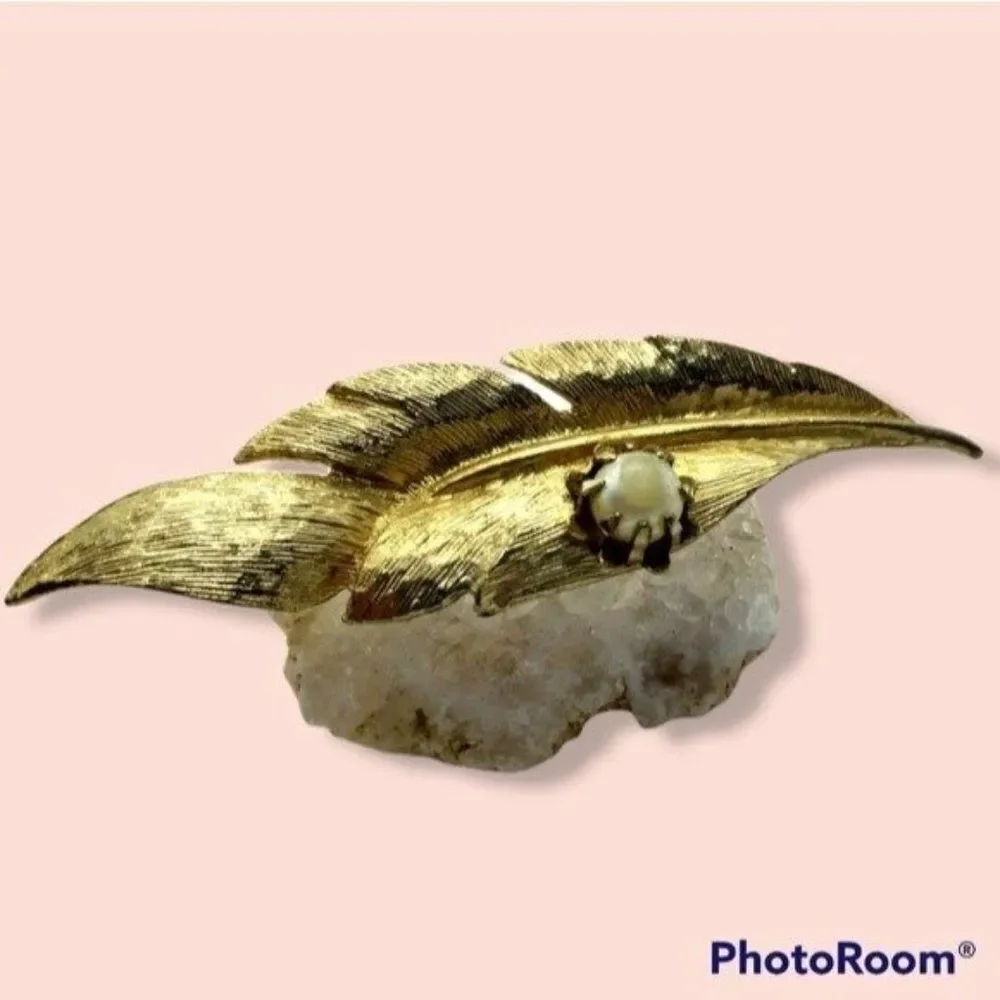Gold foiled leaf brooch w‎ pearl accent